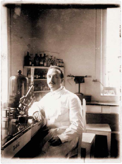 Medik Langer v roce 1910, krátce před odjezdem do Bělehradu na první válečnou zkušenost