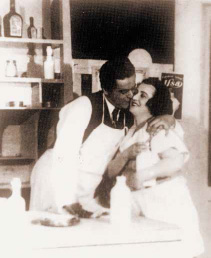Rudolf Kadlec v roli Alíka, Emma Švandová v roli Zuzky při premiéře hry ve Švandově divadle dne 15.4.1923